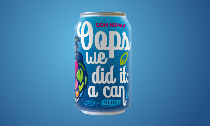 Muifel oops we dit it a can bier blikje op een blauwe achtergrond